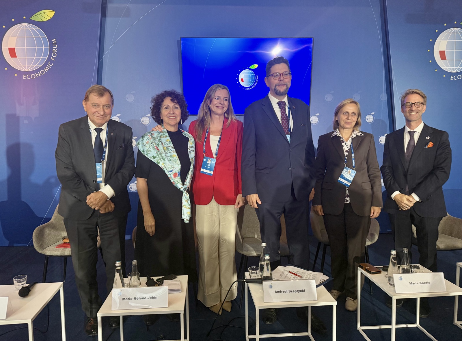 Uczestnicy międzynarodowego panelu po zakończeniu dyskusji